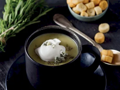 Rokfor Peynirli Kereviz Sapı Çorbası tarifi