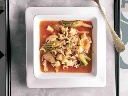 Tavuk Etli Yeşilli Çorba tarifi