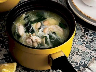 Tavuklu Ve Pazılı Noodle Çorbası tarifi