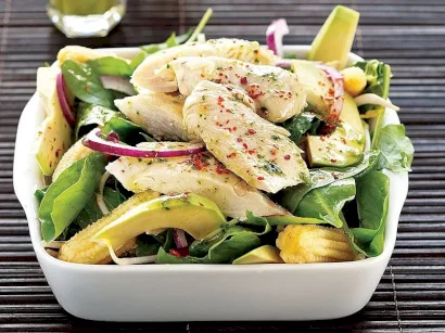 Avokadolu Ve Ispanaklı Tavuk Salatası tarifi