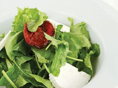 Bahar Otlarıyla Salata tarifi