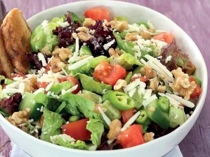 Cevizli Ve Tulum Peynirli Salata tarifi