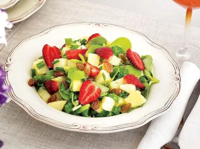 Çilekli Semizotlu Patates Salatası tarifi