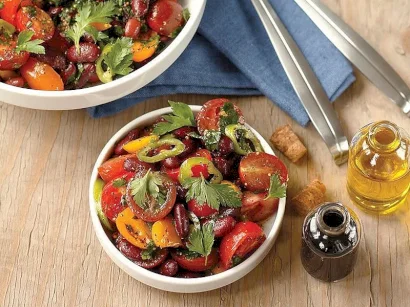 Fasulyeli Domates Salatası tarifi