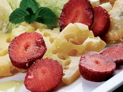 Gravyer Peynirli Ve Çilekli Salata tarifi