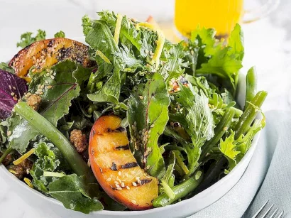 Izgara Şeftalili Bahçe Salatası tarifi