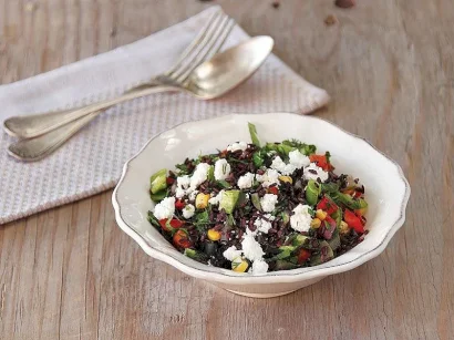 Lor Peynirli Siyah Pirinç Salatası tarifi
