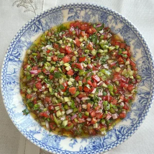 Nar Ekşili Acılı Ezme Salata tarifi