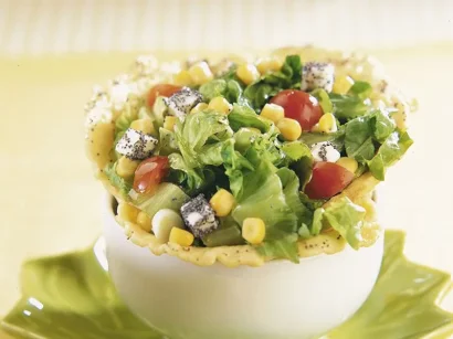 Omlet Üzerinde Salata tarifi