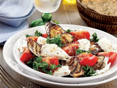 Patlıcanlı Ve Domatesli Yaz Salatası tarifi