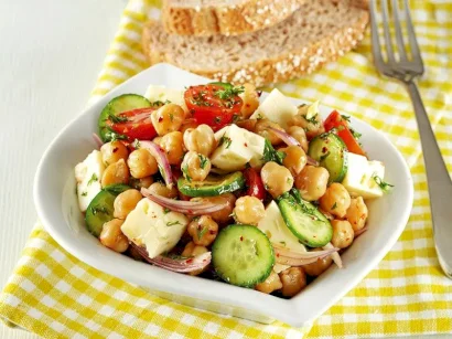 Peynirli Nohut Salatası tarifi