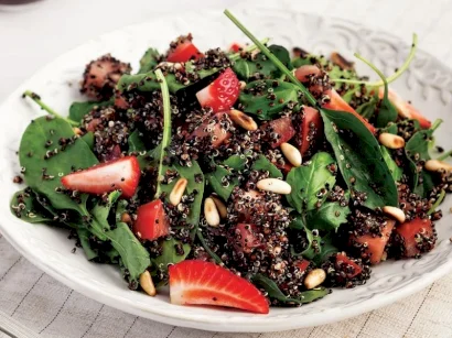 Siyah Kinoalı Yeşil Salata tarifi