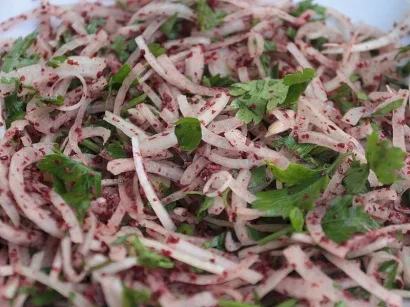 Sumaklı Soğan Salatası tarifi