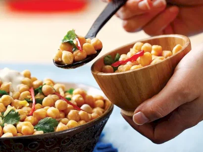 Taze Kişnişli Nohut Salatası tarifi