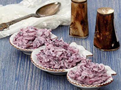 Yoğurtlu Ve Mayonezli Kırmızı Lahana Salatası tarifi