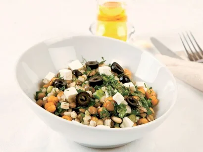 Zeytinli Bakliyat Salatası tarifi