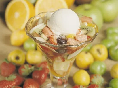 Vanilyalı Dondurma İle Karışık Meyve Salatası tarifi