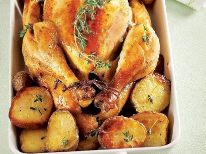 Fırında Sarımsaklı Ve Kekikli Bütün Tavuk tarifi