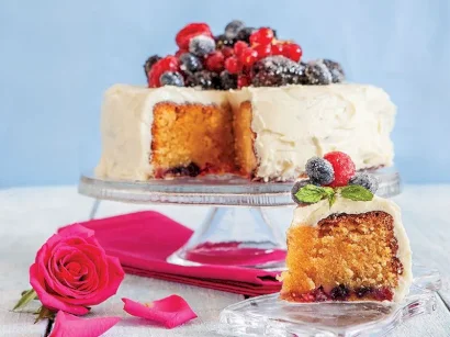 Orman Meyveli Ve Çikolata Ganajlı Kek tarifi