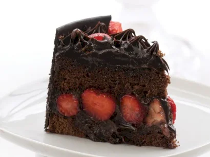 Çilekli Bitter Kremalı Pasta tarifi