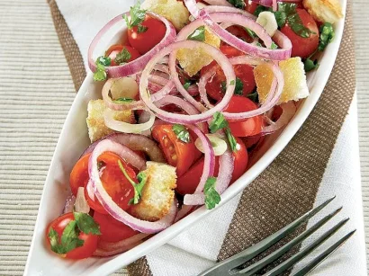 Ekmekli Ve Domatesli Soğan Salatası tarifi