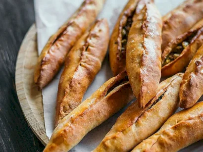 Zeytinli Ve Kıymalı Mini Pideler tarifi