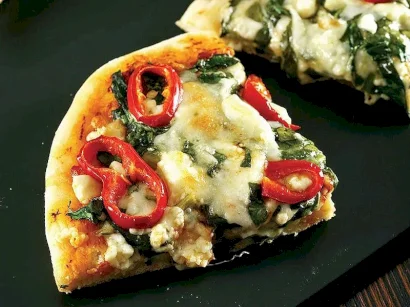 Ispanaklı Ve Beyaz Peynirli Pizza tarifi