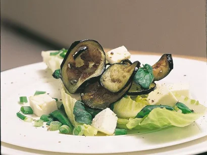 Patlıcanlı Ve Beyaz Peynirli Marul Salatası tarifi