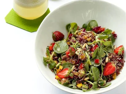 Semizotlu Ve Çilekli Kinoa Salatası tarifi