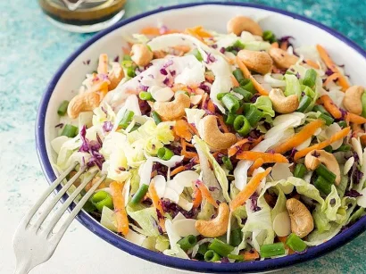 Kaju Fıstıklı Ve Soya Soslu Marul Salatası tarifi