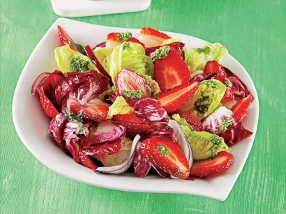 Pesto Soslu Çilekli Salata tarifi