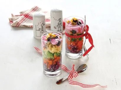 Yoğurtlu Renkli Salata tarifi