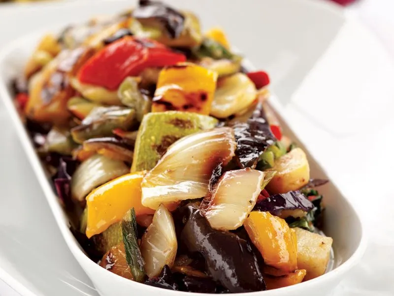 Közlenmiş Sebze Salatası tarifi