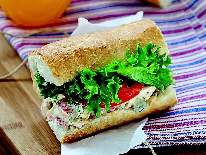 Yumurtalı Ve Salatalı Sandviç tarifi