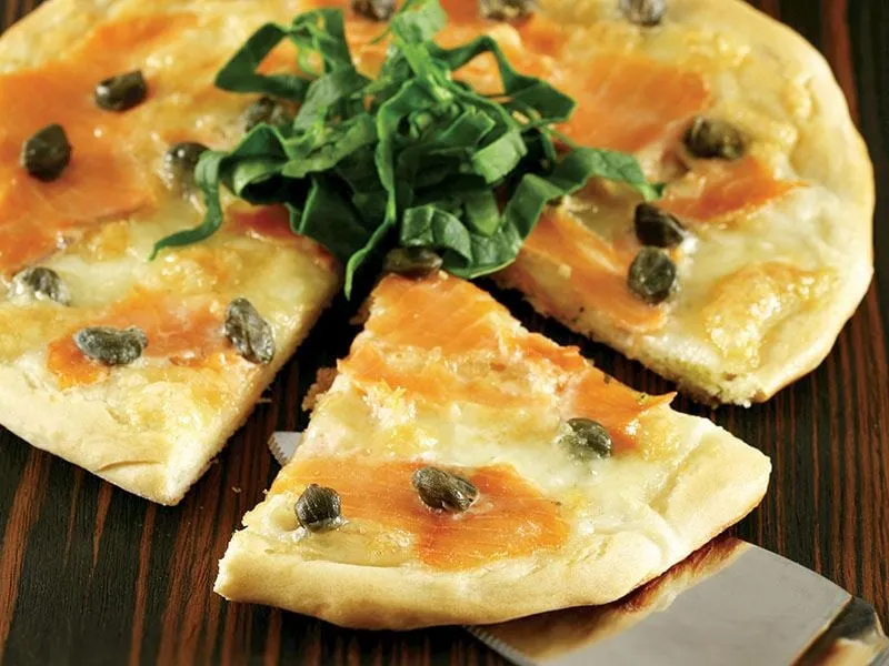 Somonlu Ve Kaparili Pizza tarifi